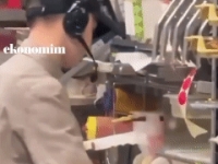 패티 위 침 뱉고 치즈 덮었다…패스트푸드점 직원 행위에 비난 폭주