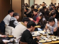 부장님과 밥 같이 먹다 '화들짝'…Z세대가 꼽은 불편한 질문 1위는