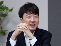 이준석 "이 대통령, 우회전 깜빡이 켜고 좌회전은 기만"