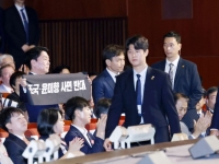 李 대통령 광복절 연설하는데…'조국·윤미향 사면 반대' 플래카드 펼친 안철수