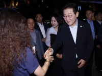 [폴폴뉴스]李대통령 50%대 초반으로 하락…민주당·국민의힘 지지율 오차범위 내로