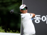 43세 김재호, 7언더파 선두…