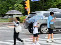 한낮 '초여름' 날씨…일요일엔 천둥·번개 비