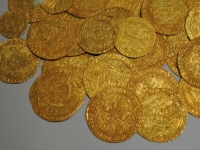 집 정원 정리하다 600년 된 금화 '우수수'…9억원 돈벼락 맞았다