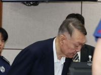 윤석열 '평양 무인기 의혹' 첫 재판서 재판부 기피신청…