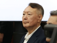 "국정원 업무보고 간 尹, 폭탄주 마시고 경호원에 업혀 나와"