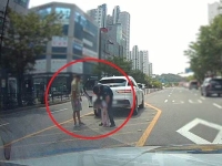 비상등 켠 채 멈춘 SUV 다가가보니…순찰하던 경찰, 5살 아이 구조