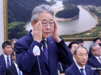 '23억원어치 휴대폰 쐈다' 비리 온상 농협중앙회…회장은 '1박 222만원' 황제 출장