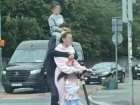 "애들은 무슨 죄" 킥보드에 4인 가족이…안전모도 안써, 누리꾼 '경악'