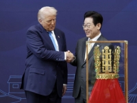 금관 받고 크게 만족한 트럼프 "美, 다시 존중받아"…현지선 싸늘