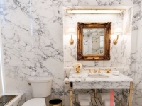 사방이 대리석에 황금빛 '번쩍'…트럼프, 리모델링한 백악관 욕실 공개