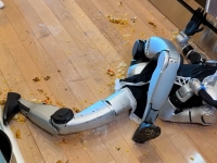 1억1600만원짜리인데…요리하다가 바닥에 '꽈당' 넘어진 中 휴머노이드 로봇 