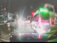 '교통사고' 당한 산모 타있는데…구급차에 길 안 터준 경찰차 논란 커지자 '해명'