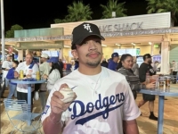 나초 먹으려다 수십억 '횡재' 행운의 사나이…몸 던져 오타니 홈런볼 잡아