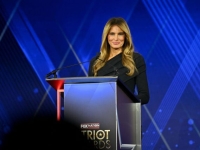 트럼프와 결혼 직후 '미국인' 된 멜라니아…20년 만에 '올해의 애국자 상'