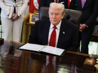 '졸린 바이든' 조롱하던 트럼프, 백악관 행사서 꾸벅꾸벅…'슬리피 돈' 역풍