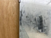 먼지가 아니었네… 미술관 작품 속 거울 닦았다가 그만