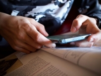 "학교서 친구가 보낸 영상에 큰 충격"…'음란물 노출' 英 10대 소녀, 정부 상대 소송