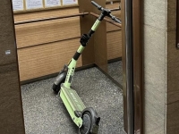 "진짜 선 넘었다" 아파트 엘리베이터 안까지 들어온 킥보드 '논란'