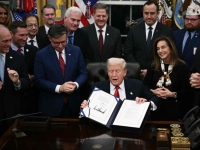 트럼프, 美 의회 통과 임시예산안 서명…연방정부 셧다운 종료