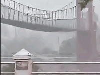 '순간 풍속 230㎞' 봉황에 현수교 사방으로 출렁출렁…대만 강타한 태풍