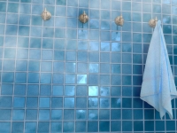 세균이 '바글바글'…헬스장 샤워실 맨발로 쓰면 안 된다