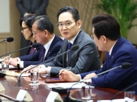 파란 넥타이 매고 李대통령 만난 이재용 