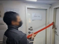부산서 도끼 들고 선장 침실문 두드린 선원들, 결국…