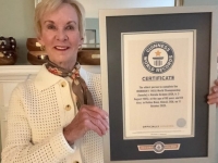 나이 듣고 '깜짝'…'철인 3종' 경기 완주한 '역대 최고령' 美 여성