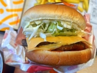 햄버거에 이게 왜…업계 비상 상황에 대신 들어간 '양배추' 깜짝