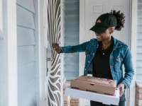 현관문 앞에서 남편 품에 안긴 채 숨진 아내, 범인은…비극 부른 미국의 '이 법' 