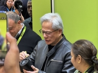 "젠슨 황 깜짝 등장해 놀랐다"…'AI 버블?' 직접 사인한 컵 나눠주며 자신감 표출