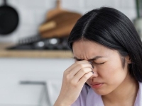 "왜 이렇게 휘어 보이지?"…'시력 앗아간다' 2030 환자급증 '주의보'