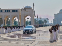 李 대통령 흰 벤츠 타고 등장하자…'긴 머리' 좌우로 흔든 소녀들, 왜?