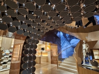 1000만원 명품백 터널…세계 최대 '루이비통' 체험 공간