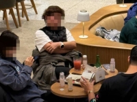 "제발 이러지 좀 마세요"…스타벅스서 치킨 뜯고 소주 먹은 中 관광객들