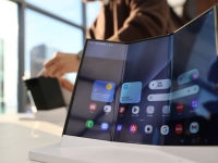 두 번 접는 삼성 '트라이폴드'…판매 첫날 완판됐다