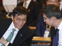 대화하는 이창용 총재-이홍락 LG AI연구원장