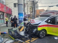 '밤샘 근무에 집중력 고갈' … 창원서 환자 태운 구급차, 전봇대 충돌