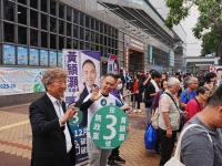 선물 쥐어주며 투표 독려한 홍콩…최종 투표율 31.9%