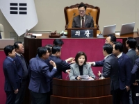 나경원 필리버스터 중 마이크 끈 우원식…與 