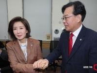  나경원 의원 손잡은 송언석 원내대표