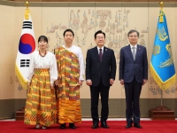 가나 대사 부부에 "한국 사람 같은데?" 친근했던 이유…이력은 더 놀라워