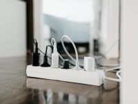 "회사서 보조배터리 10개 충전…정수기 물 싸가기도" 역대급 자린고비 직원