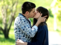 죽음의 입맞춤 됐다…여친 키스로 마약 밀반입 '꿀꺽'