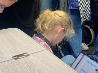 만원 열차 바닥에서 레포트 쓰던 여학생… 英 왕실 서열 17위 공주님이네