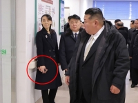 최신 스마트폰 손에 쥔 北 김여정…'폴더블폰' 혹시 中 브랜드?