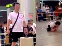 베트남 공안에 잡히자 무릎 꿇고 오열한 남성…티셔츠엔 태극기가