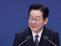 이 대통령 "비전향 장기수, 북한으로 길 열어주자"…北자료 비공개 "정말 문제"