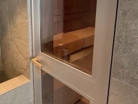 비상버튼도 손잡이도 고장났다…고급 사우나 갔다가 사망한 日 부부 비극